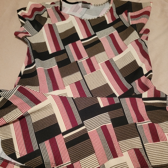 Funky Geometric Pattern Top - Picture 5 of 5